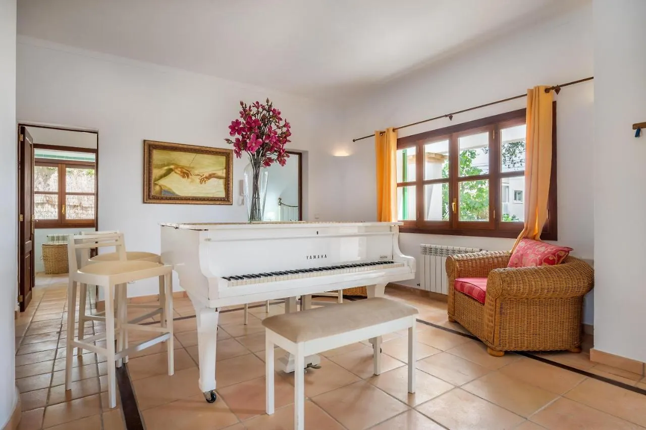 Wonderful 5 Bed Villa With Private Cala D´Or